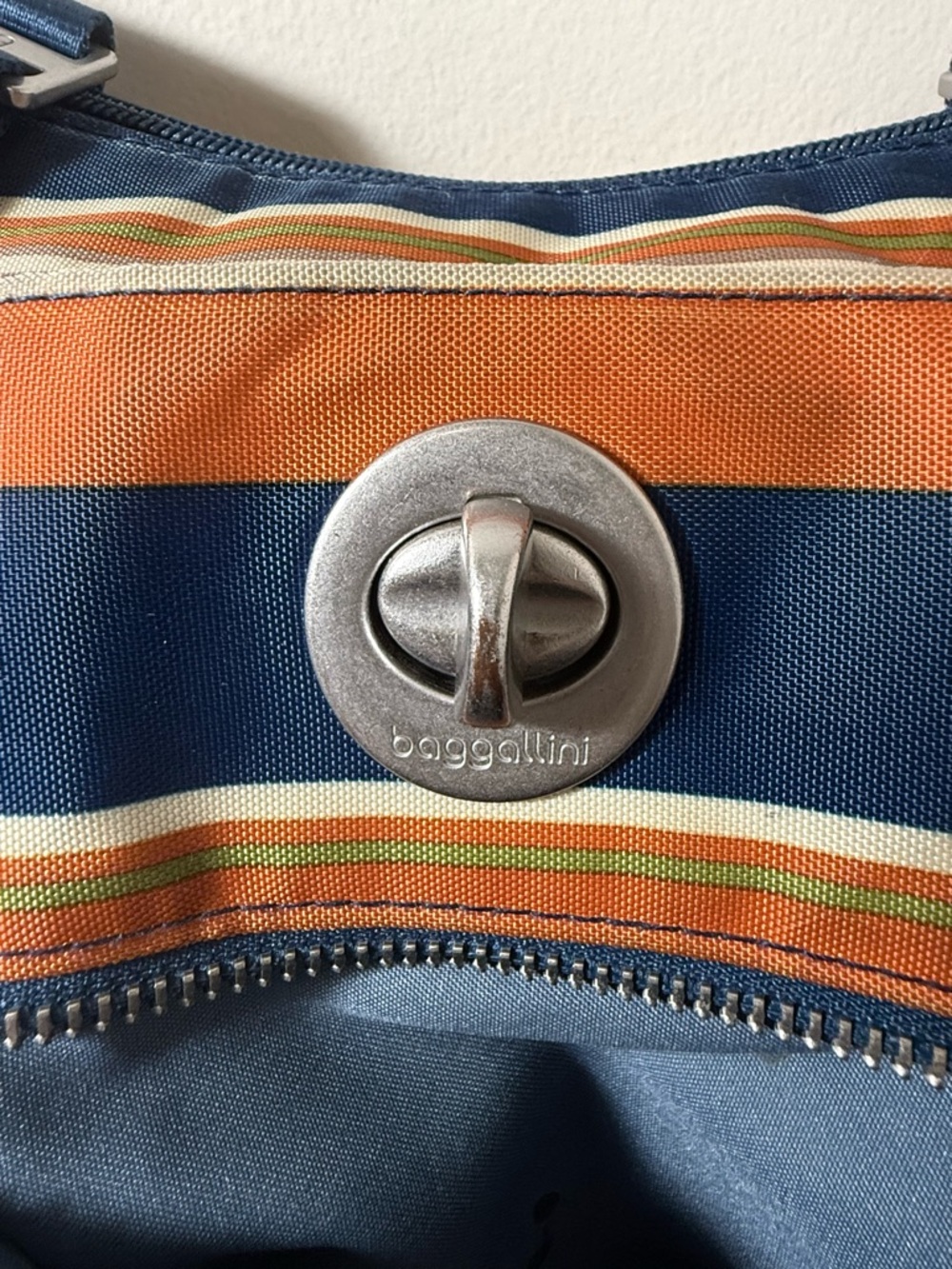baggallini Striped Blue Orange Crossbody Bag Adjustable Strap Silver Hardware Z… - Picture 3 of 8